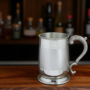 1 Pint Zinn Bierkrug Krug mit verzierten Griff und Satinband