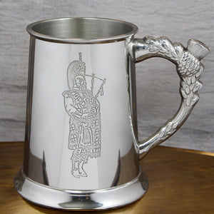 Boccale da birra in peltro da 1 pinta con disegno in rilievo del pifferaio scozzese
