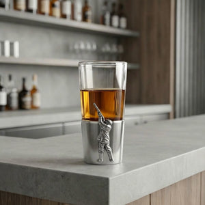 Bicchiere da shot in peltro con distintivo da tiro