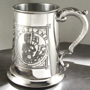 Chope de bière en étain de 1 pinte avec motif de cornemuseur des Highlands