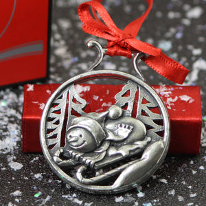 Pupazzo di neve che slitta sull'albero di Natale Ornamento in peltro Decorazione con ghiera