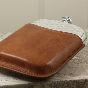 Flasque de poche de 6 oz en étain martelé avec étui en cuir havane véritable