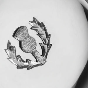 Bol à quaich en étain avec manche à nœud celtique de 4,5 pouces et insigne de chardon écossais