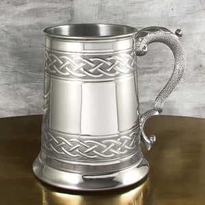 1 Pint Zinn Bierkrug Tankard mit geprägtem keltischen Design