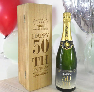 Cadeau de 50e anniversaire pour lui ou elle Bouteille de champagne personnalisée de 75 cl présentée dans une boîte en bois gravée.