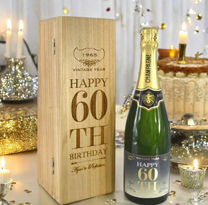 Cadeau de 60e anniversaire pour lui ou elle Bouteille de champagne personnalisée de 75 cl présentée dans une boîte en bois gravée.