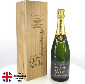 Bouteille de champagne de 75 cl personnalisée pour le 25e anniversaire, présentée dans un coffret en bois gravé.