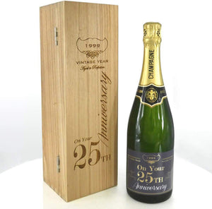 Bouteille de champagne de 75 cl personnalisée pour le 25e anniversaire, présentée dans un coffret en bois gravé.