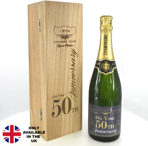 Bouteille de champagne de 75 cl personnalisée pour le 50e anniversaire, présentée dans une boîte en bois gravée.