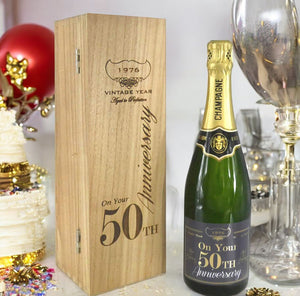 50° Anniversario Bottiglia di Champagne personalizzata da 75cl presentata in una scatola di legno incisa
