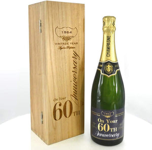 Bouteille de champagne 75 cl personnalisée pour le 60e anniversaire de la naissance d'un enfant, présentée dans une boîte en bois gravée.