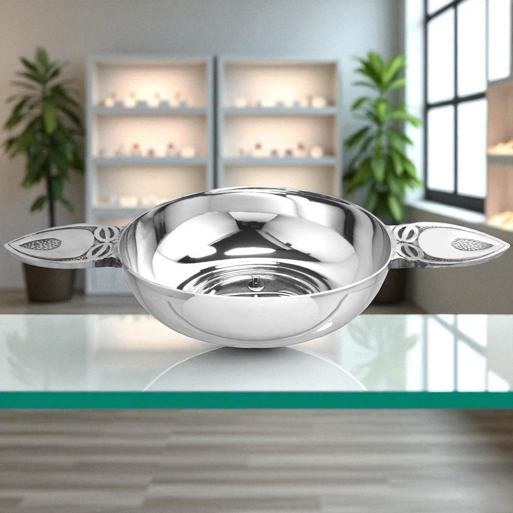 Charles Rennie Mackintosh Bol à quaich en étain