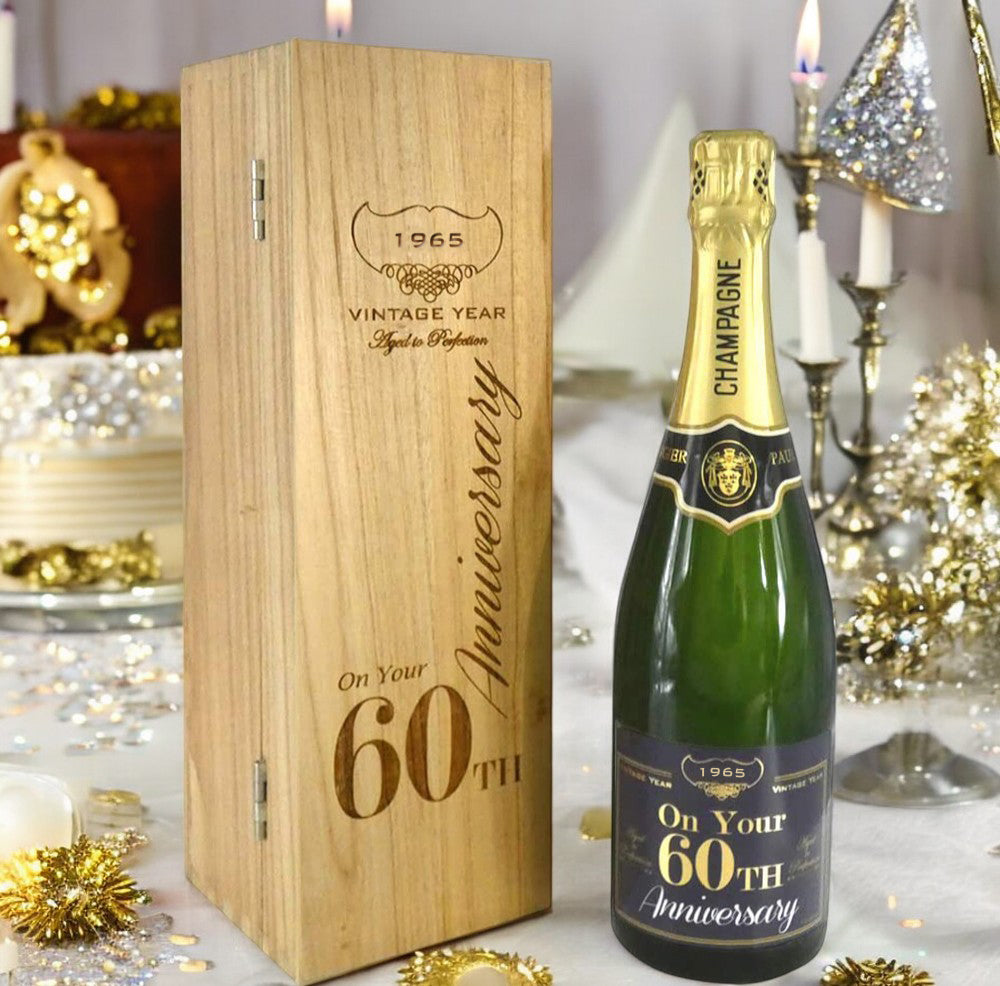 Bouteille de champagne 75 cl personnalisée pour le 60e anniversaire de la naissance d&#39;un enfant, présentée dans une boîte en bois gravée.