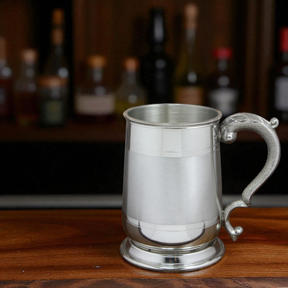 Chope de bière 1 pinte en étain avec poignée ornée et bande de satin