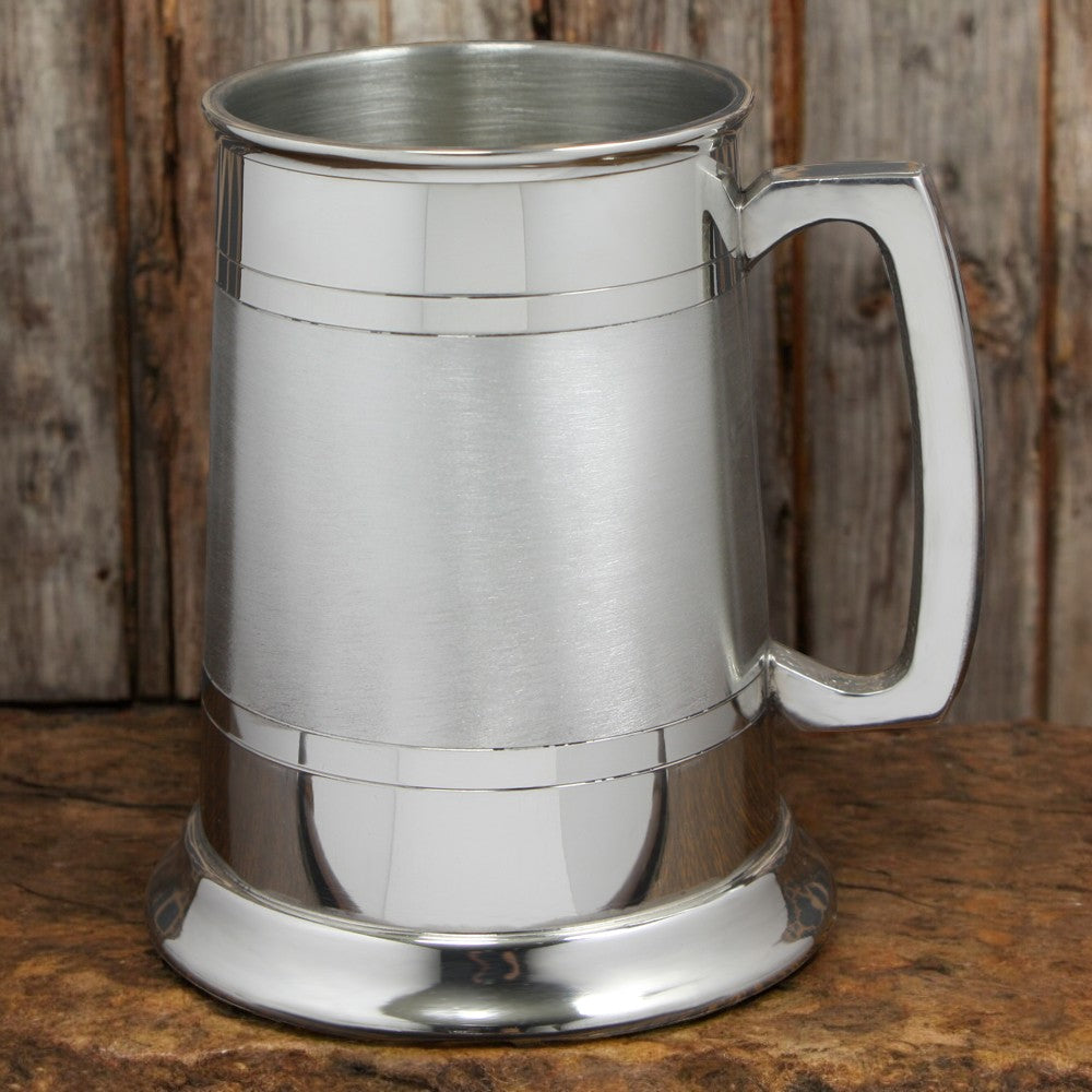 Boccale da birra in peltro da 1 pinta con manico classico e fascia in raso,