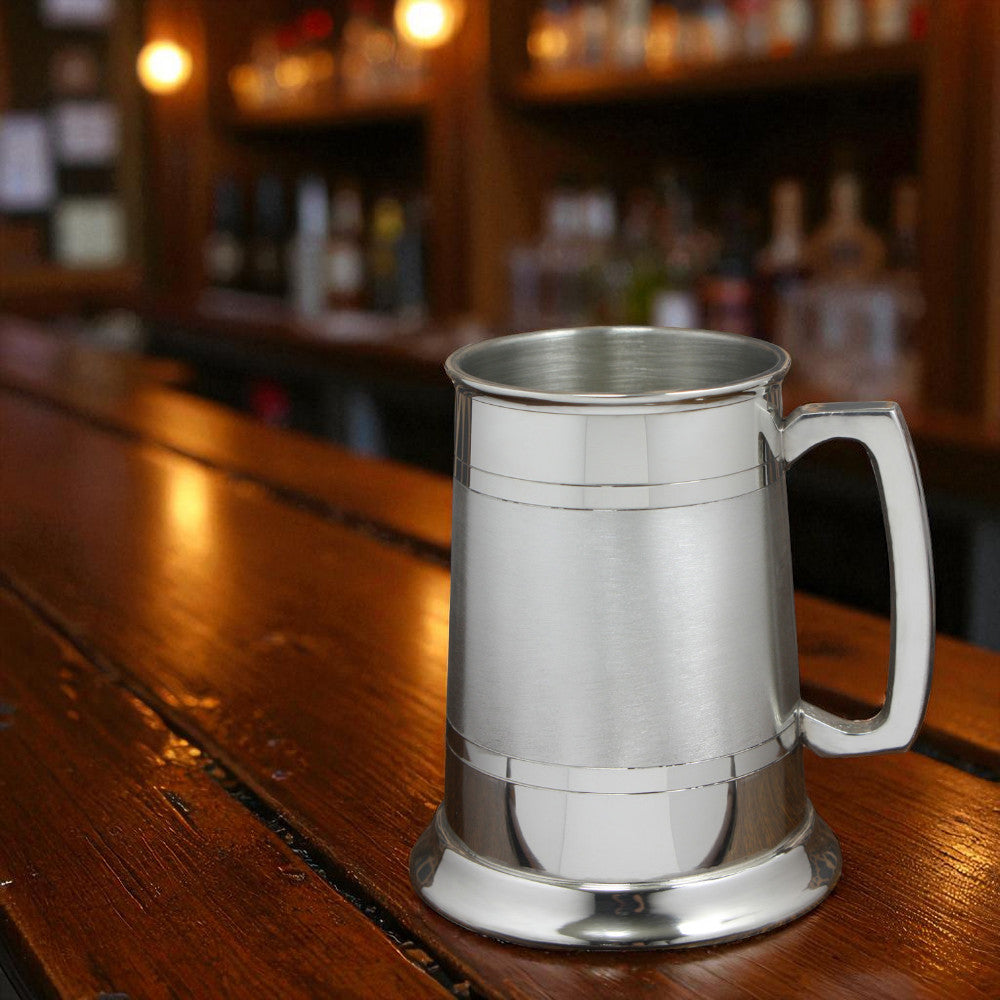 Boccale da birra in peltro da 1 pinta con manico classico e fascia in raso,