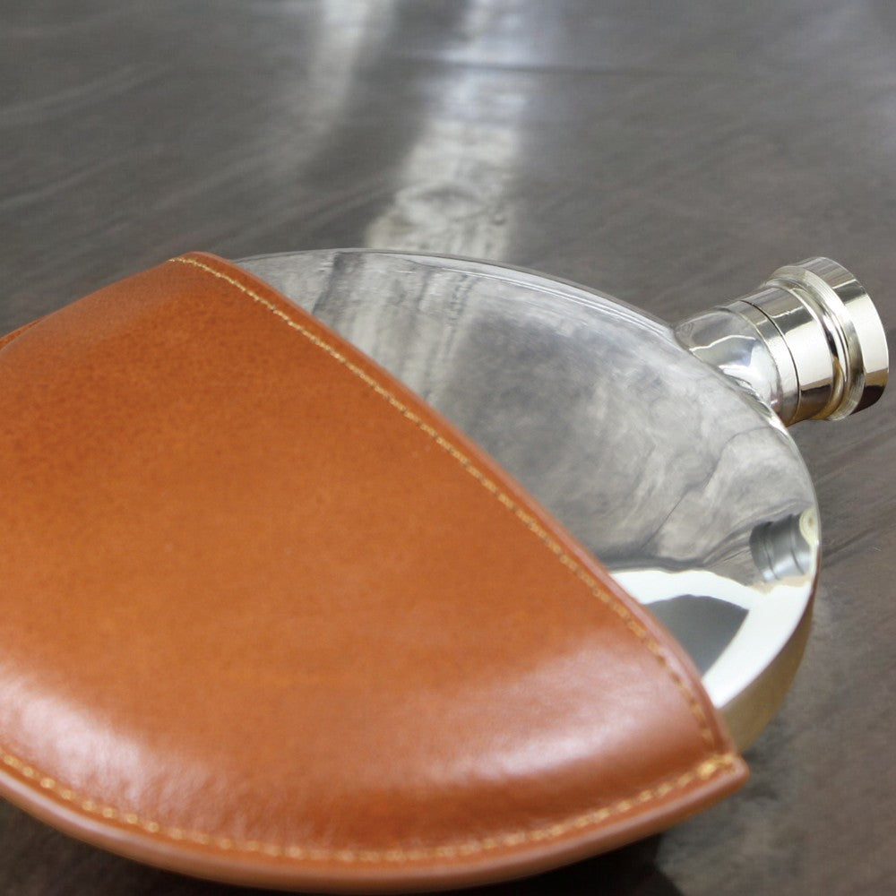 Ellipse Flachmann aus Zinn mit Lederetui