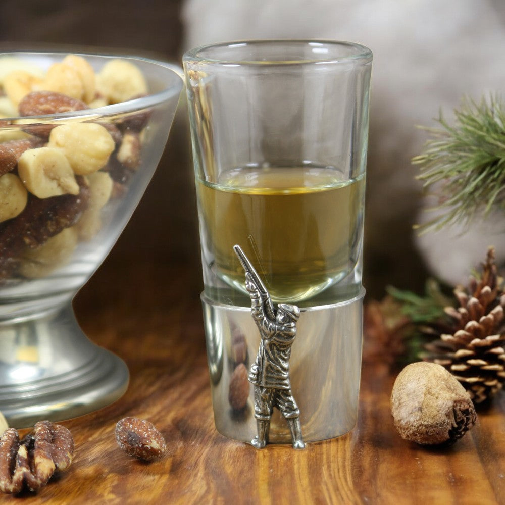 Bicchiere da shot in peltro con distintivo da tiro