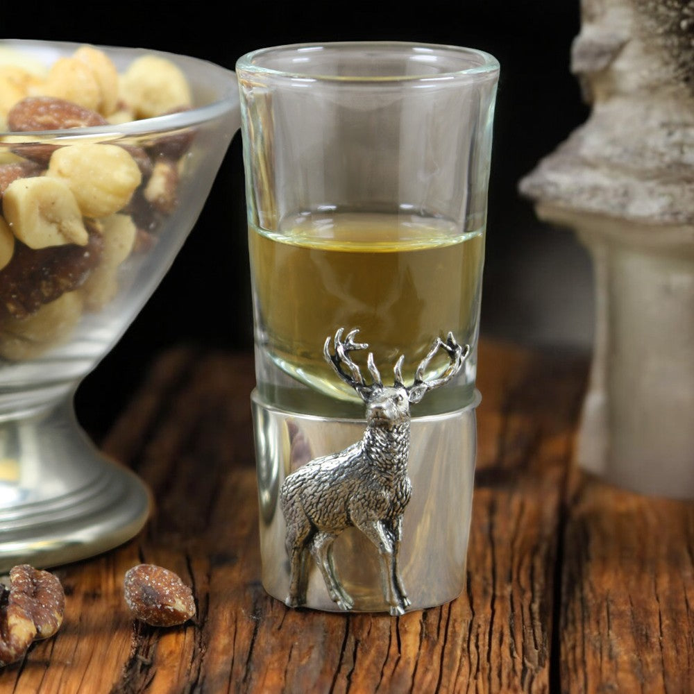 Verre à liqueur en étain avec insigne de cerf