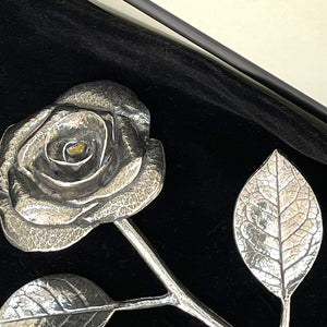 Cadeau souvenir pour le 50e anniversaire de mariage d'or de 50 ans : une rose éternelle avec un cœur en cristal Swarovski.