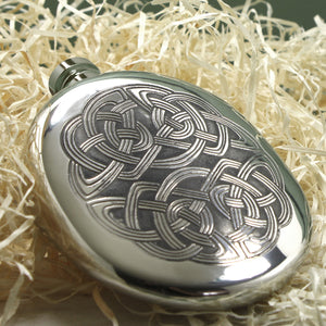 Flasque de poche 6oz Oval Sporran en étain avec design celtique complexe