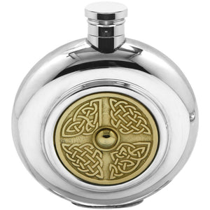 Flasque de poche ronde de 6 oz en étain avec insigne de nœud celtique en laiton