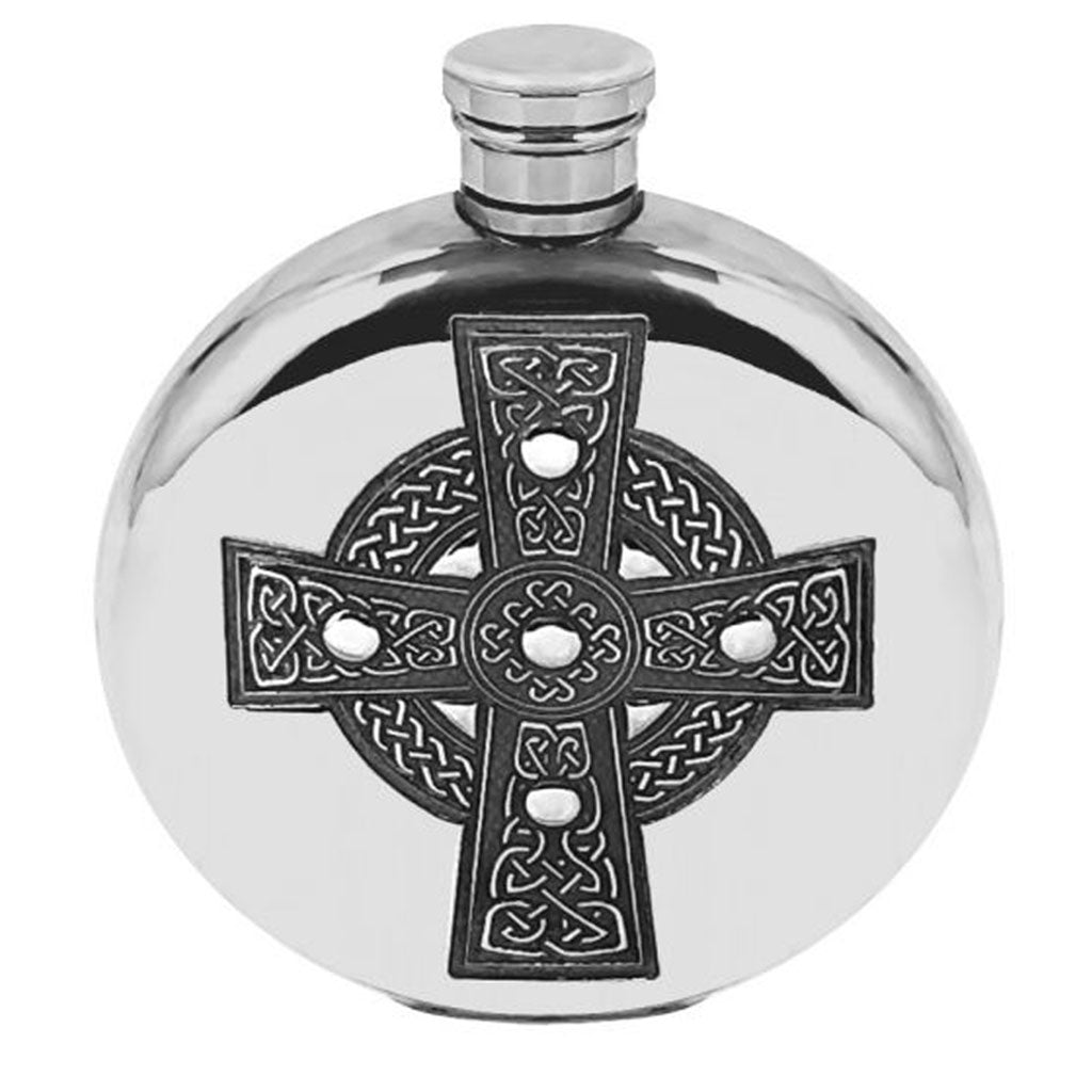 Flasque de poche ronde de 6 oz en étain avec motif complexe de croix celtique