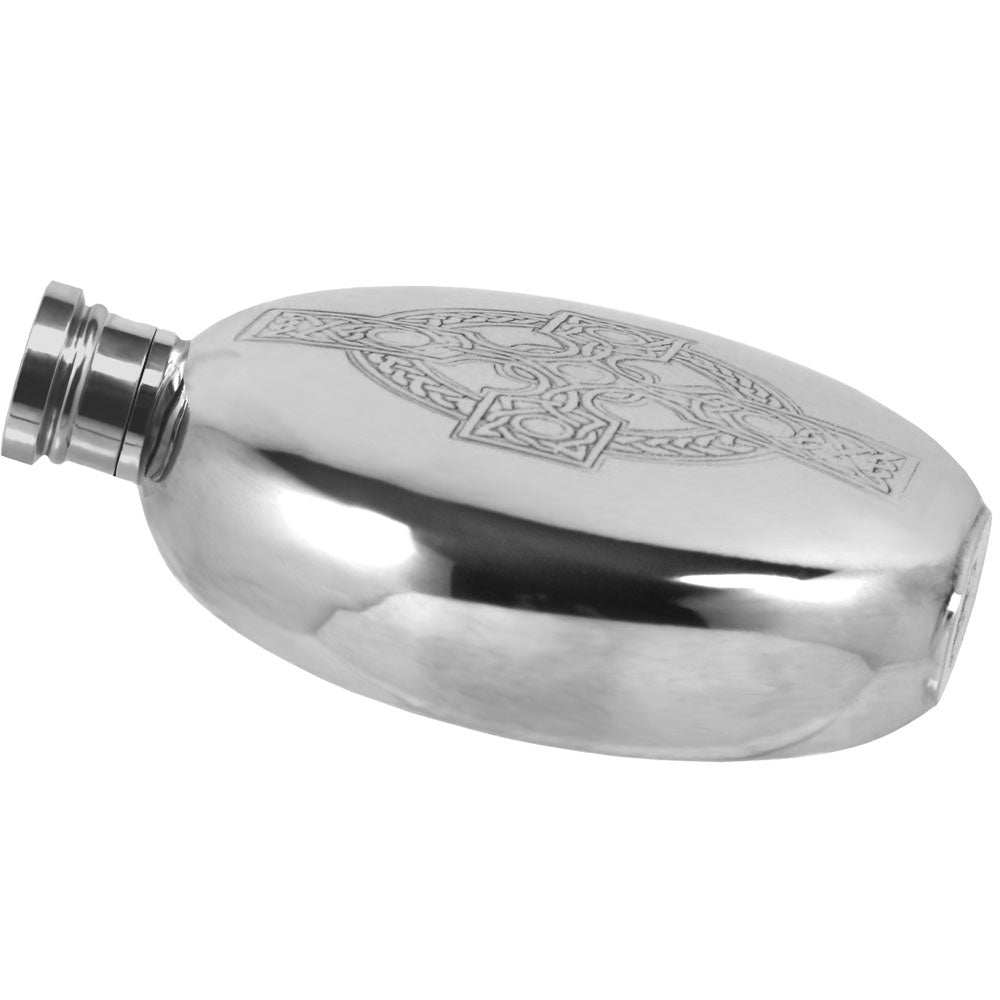 Flasque de poche ronde de 6 oz en étain avec motif complexe de croix celtique