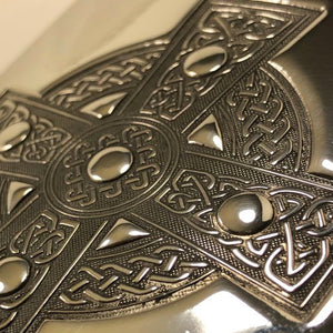 Fiaschetta rotonda da 6 once in peltro con intricata croce celtica