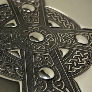 Fiaschetta da 6 once in peltro con intricato design a croce celtica