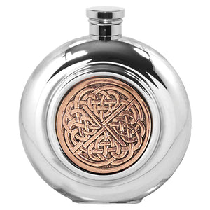 Flasque de poche ronde de 6 oz en étain avec insigne de nœud celtique en cuivre