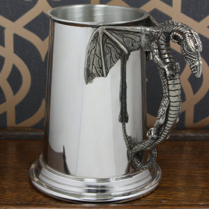 Chope de bière en étain de style lourd de 1 pinte avec poignée en forme de dragon mystique
