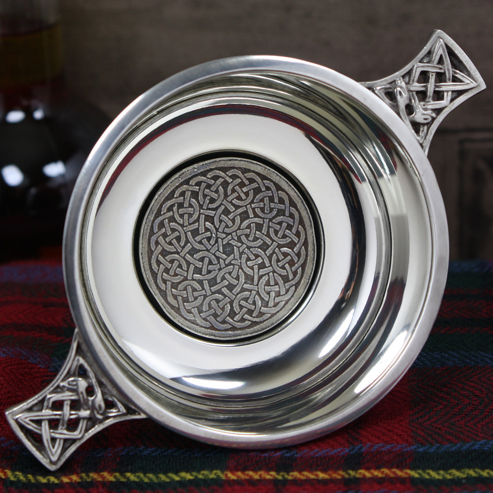 3.5 Inch Celtic Knot Handle Pewter Quaich Bowl con Badge