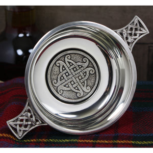 3.5 Inch Celtic Knot Handle Pewter Quaich Bowl con Badge
