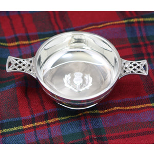 Quaich Bowl en étain avec manche à nœud celtique de 4 pouces et insigne de chardon écossais