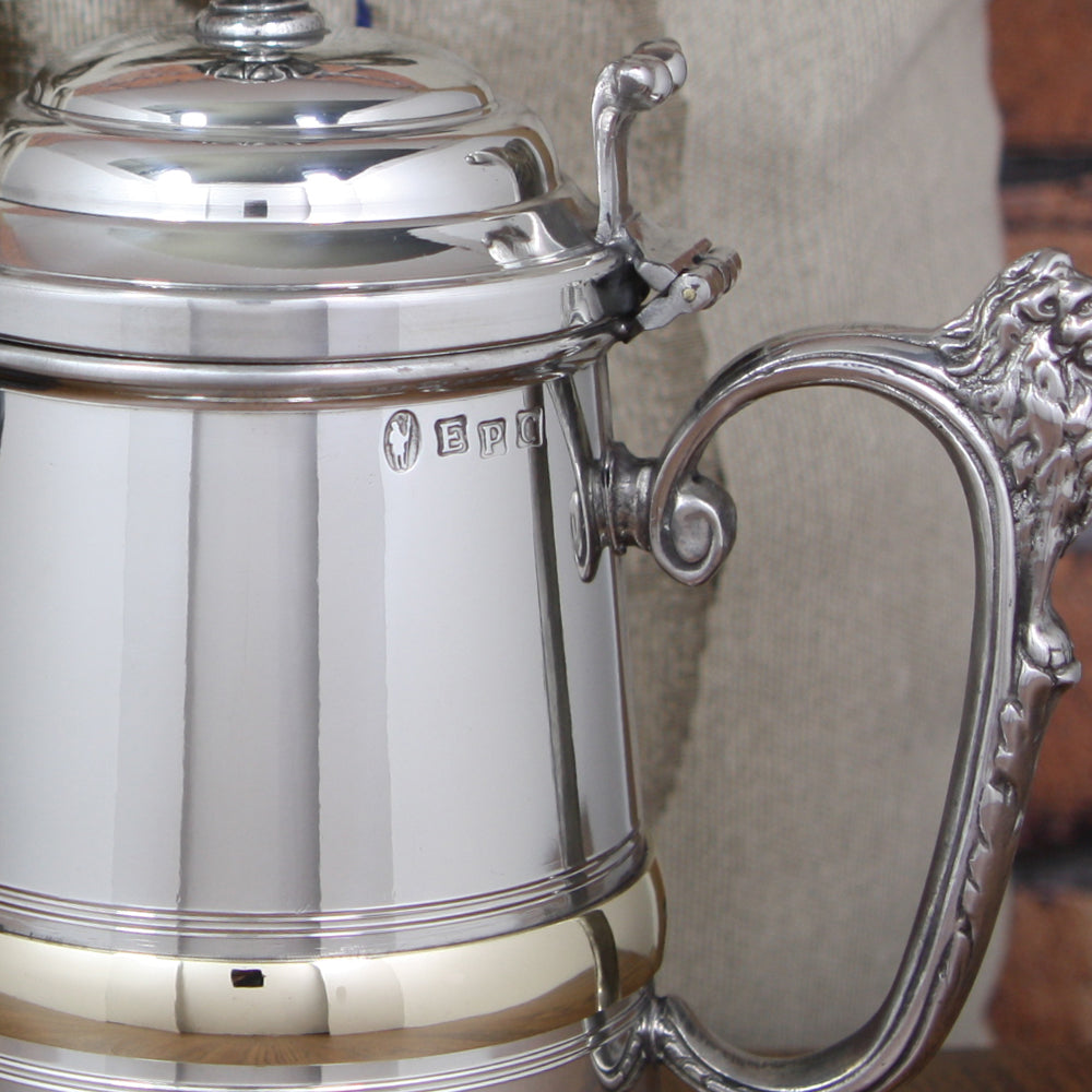 Chope de bière 1 pinte en étain extra lourd avec poignée et couvercle en forme de lion.