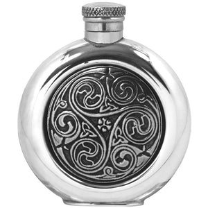 Flasque de poche ronde de 4 oz en étain avec insigne de nœud celtique